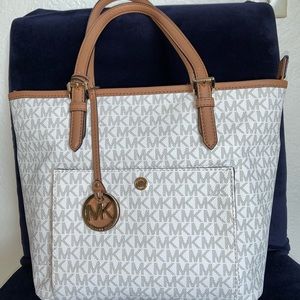 Michael Kors Jet Set Medium Purse
